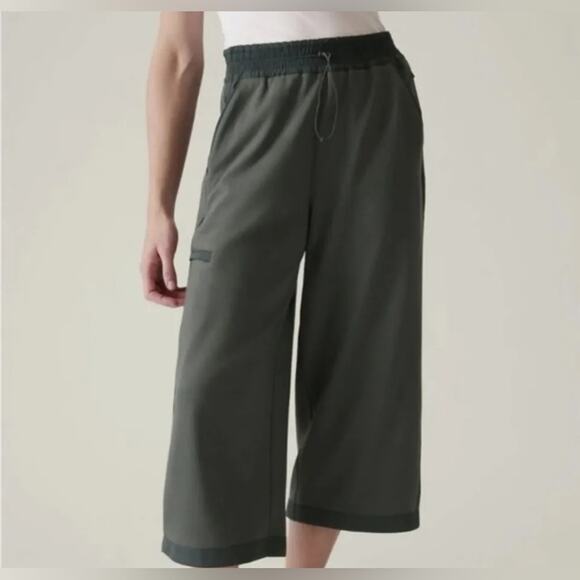 Athleta Triumph Hybrid Wide Crop Size Medium Bali Green EUC - Picture 1 of 9